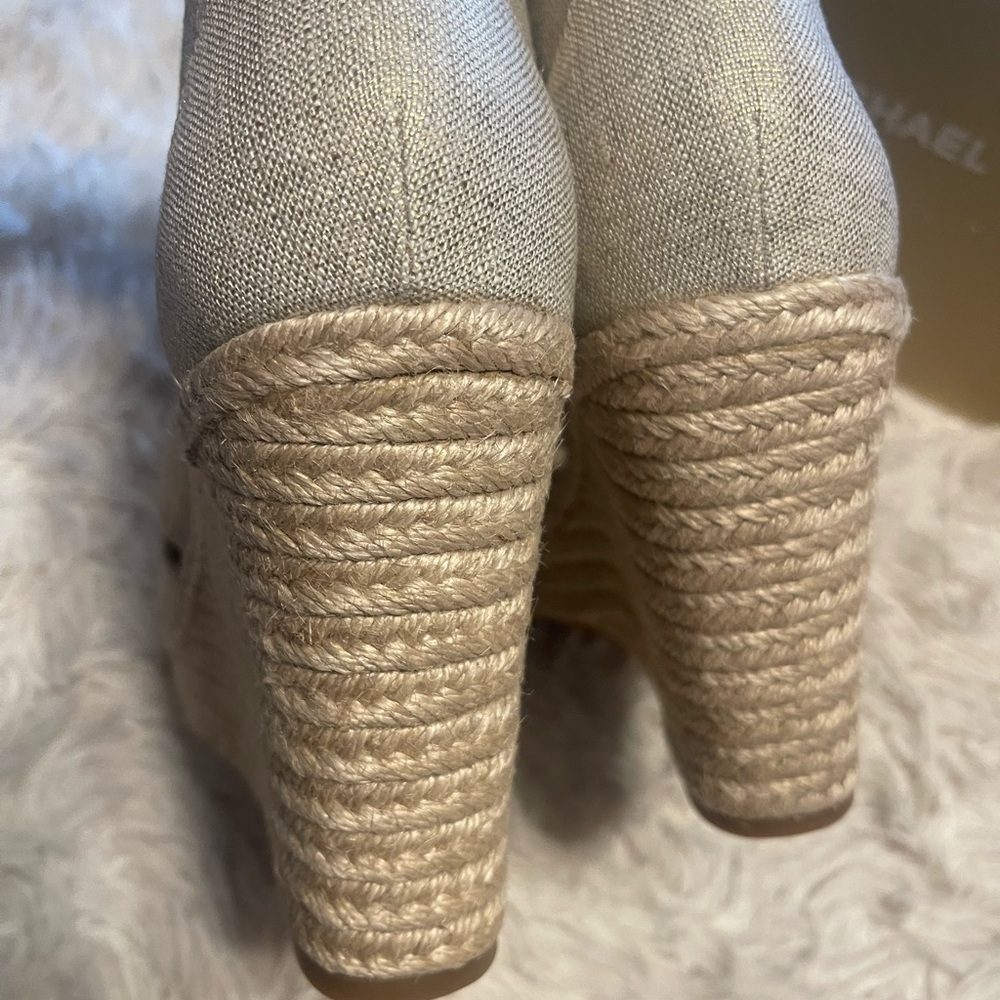 Michael Kors Metallic Linen
Damita Wedge - Picture 7 of 11
